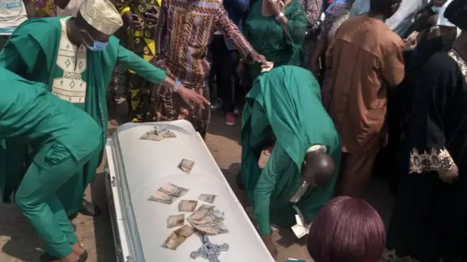 Ọjọ Kẹwaa, oṣu Kẹwaa, ọdun 1960 ni wọn bi nilu Ola nipinlẹ Kwara.