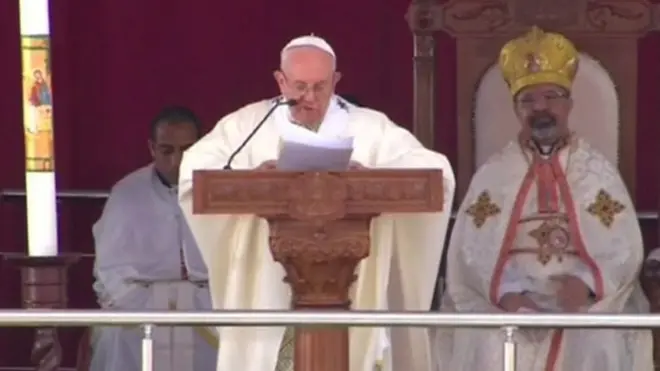 البابا فرانسيس يترأس قداسا شارك فيه الآلاف في مصر، ويؤكد على ضرورة إدانه أتباع جميع الديانات للعنف المرتكب باسم الدين.