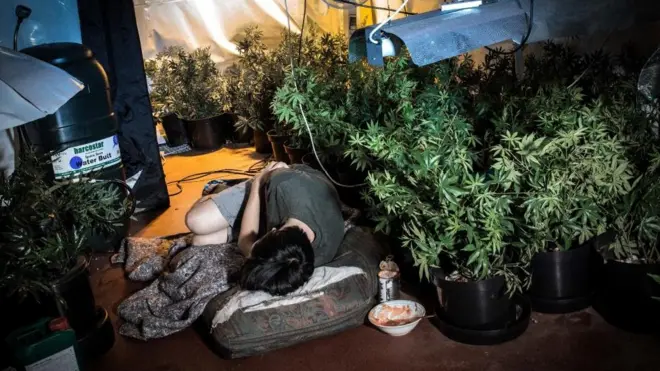 Esta foto posada fue comisionada para una exhibición fotográfica llamada "Gente Invisible". Pero cientos de personas en Reino Unido, incluidos niños, viven en condiciones similares a las de esta imagen. Fotos cortesía de la National Crime Agency de Reino Unido.