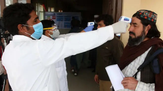 مسئولان در مرز اسلام قلعه تب افراد بازگشته از ایران را آزمایش می‌کنند