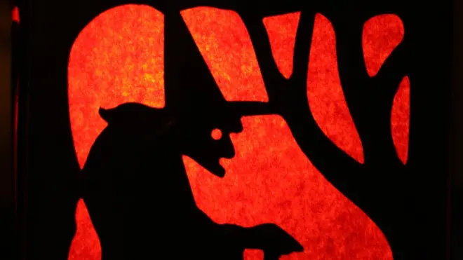 лампа с профилем ведьмы