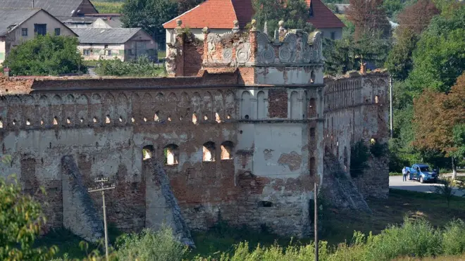 Східна вежа Старосільського замка. Верхня частина-аттик за стилем нагадує інші замки Острозьких
