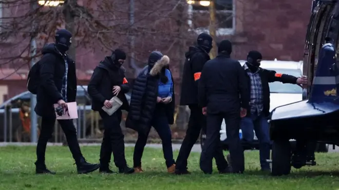 Policías escoltan a unansx betlas detenidas