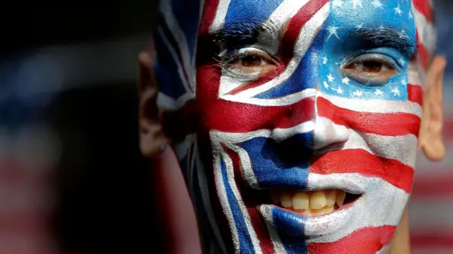 Лицо, раскрашенное в два флага - британский и американский