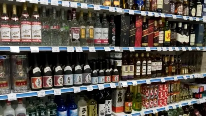प्योंगचांग के एक स्टोर में आयातित शराब उत्पाद जिन पर संयुक्त राष्ट्र ने प्रतिबंध लगाया हुआ है