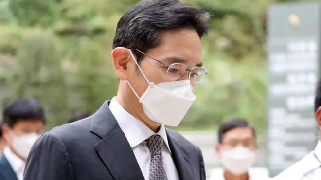 이재용 삼성전자 부회장이 지난 달 30일 서울 서초구 중앙지법에서 금융투자업에관한법률위반등의 혐의로 공판에 출석하고 있다