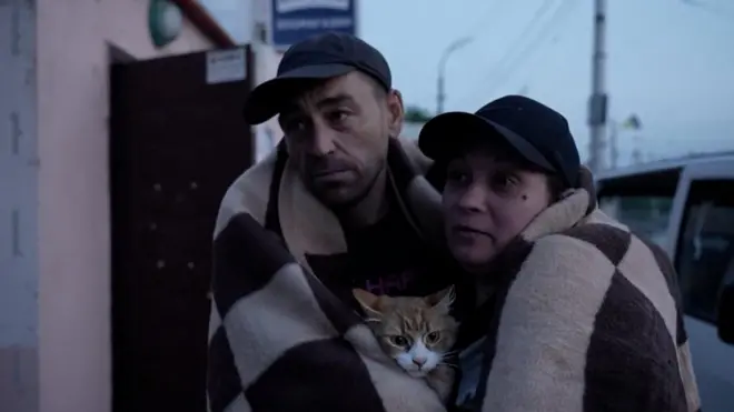 Пара с кошкой