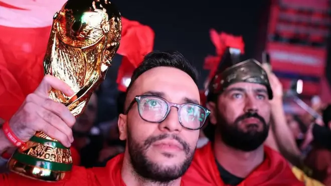 د قطر فوټبال نړیوال جام ته لار له بېلابېلو بحثونو سره مله وه. خو د فوټبال عرب مینه وال دا په نړیواله کچه د لوبو ډګر کې دوی ته د ویاړ او ساتېری ځای دی.