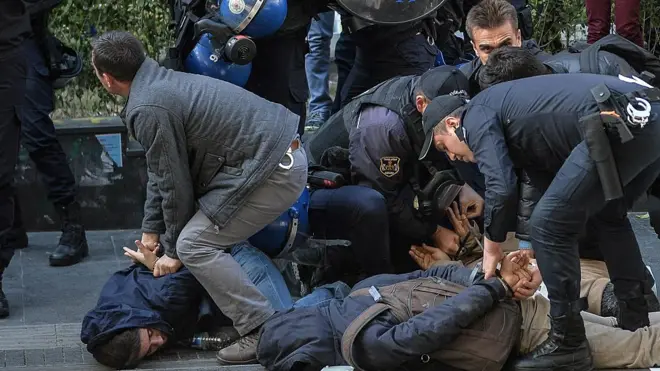 Darbe girişimi sonrası gözaltı ve tutuklamalar, AB raporunda temel haklar açısından gerilemeye işaret eden konulardan.