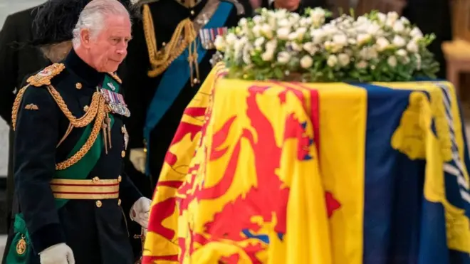 الملك تشارلز الثالث أمام نعش الملكة إليزابيث الثانية