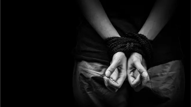 చేతులు కట్టేసిన పురుషుడు