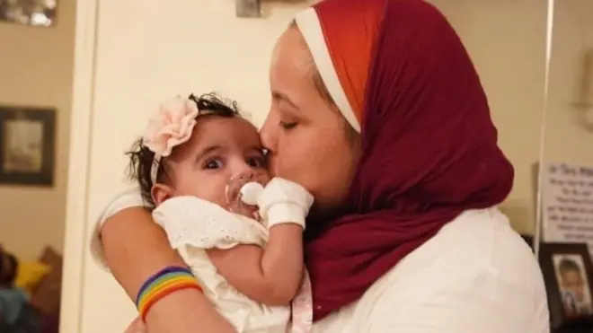 "وجدت ابنتي بعد أسابيع من ولادتها"