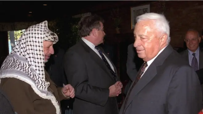 عرفات وشارون في مؤتمر السلام في امريكا عام 1998