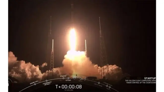 الصاروخ فالكون 9 ينطلق من قاعدة كيب كانافيرال في ولاية فلوريدا يوم الخميس، محملا بـ 60 قمرا صناعيا