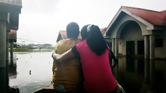 Ndị mmadụ tọrọ n'ide mmiri