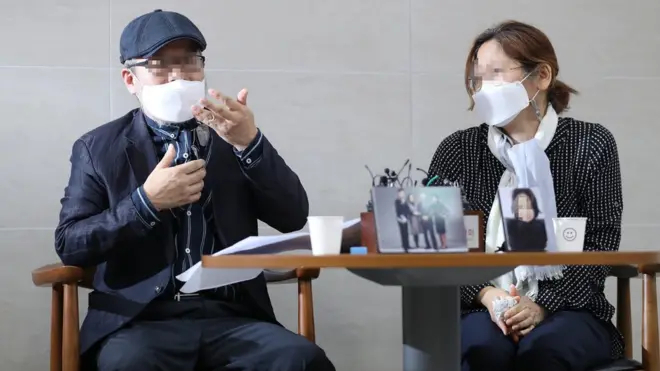 28일 국군수도병원에서 열린 첫 유족기자회견에 딸의 군번줄을 목에 걸고 나온 고 이 중사 아버지