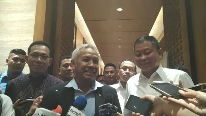 Menteri Energi dan Sumber Daya Mineral Ignasius Jonan dan Wakil Ketua DPR Agus Hermanto berkeras mewajibkan PT Freeport Indonesia mengubah jenis kontraknya.