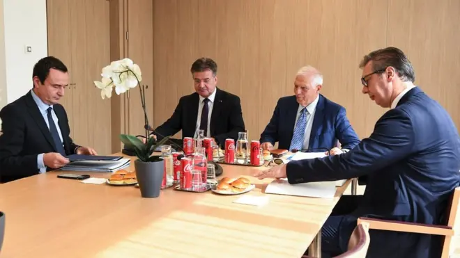 Преговарачка четворка и орхидеја: Аљбин Курти, Мирослав Лајчак, Жозеп Борељ и Александар Вучић (слева)