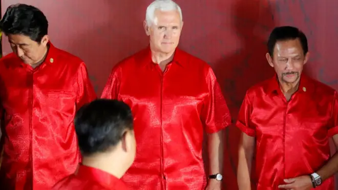 Mike Pence menatap Presiden Xi Jinping menjelang jamuan makan malam KTT APEC pada Sabtu (17/11).