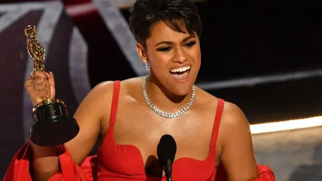 Ariana DeBose alza su Oscar a la mejor actriz de reparto por su papel en "West Side Story".