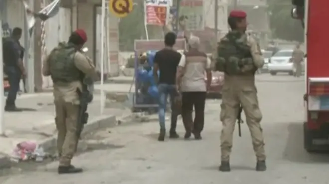 В Багдаде произошли два взрыва. В одном из центральных районов Каррада был взорван начиненный взрывчаткой грузовик. Позднее сработало взрывное устройство в северной части города.