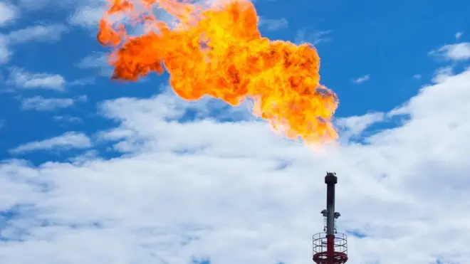 ካብ ምህርቲ ነዳዲ ዝወጽእ ዝተቓጸለ ጋዝ