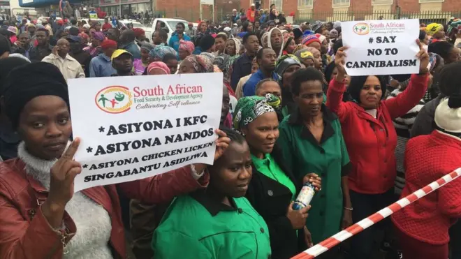 Dibadbaxayaal ku sugan duleedka maxkamadda