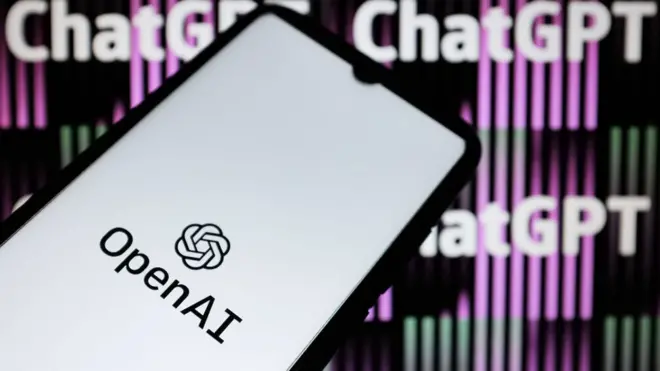 شعار OpenAI على شاشة هاتف ذكي وشعار ChatGPT