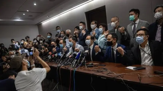 ۱۹ نماینده طرفدار دموکراسی در پارلمان محلی هنگ کنگ در یک نشست مطبوعاتی استعفا کردند