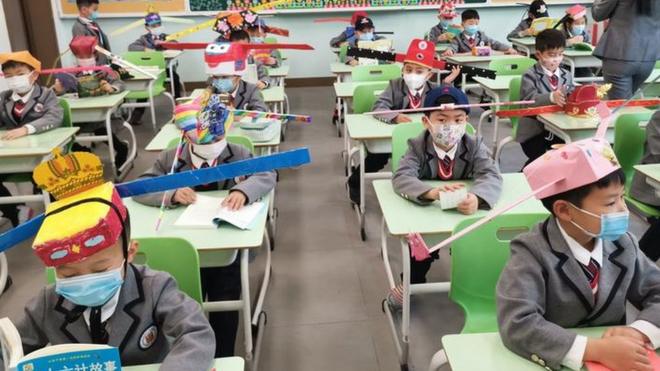 Students for Yangzheng Primary School for Hangzhou wear DIY “one-meter hats”