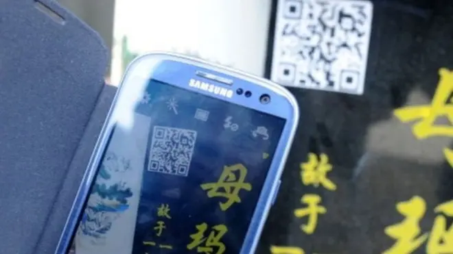 Beberapa taman pemakaman di Cina menawarkan kode QR untuk mendapatkan foto maupun video dari makam para leluhur.