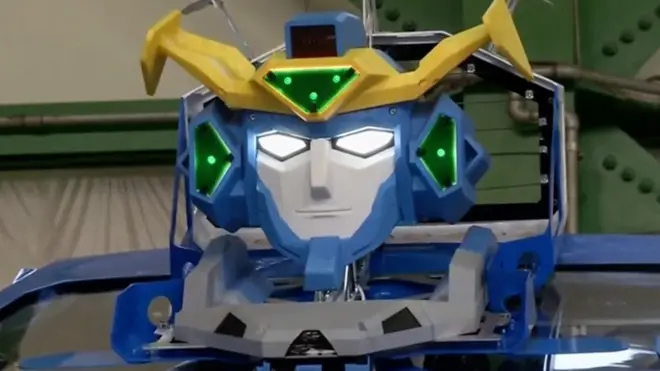 Трансформер превращается из человекоподобного робота в машину примерно за минуту.