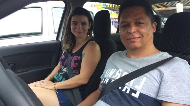 O casal Rafaela Machado e Elisangelo Sena dividem o carro para fazer, cada um, jornadas de 12 horas diárias em aplicativos de transporte, como Uber e 99
