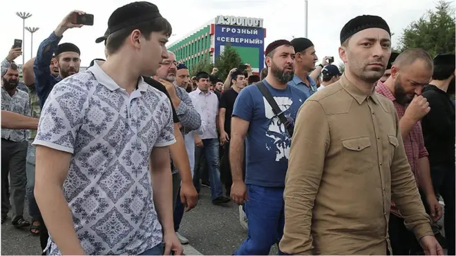 Тысячи людей в Чечне пришли проститься с убийцей Юрия Буданова