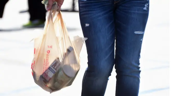 世界上许多国家都在推行减少塑胶袋用量。