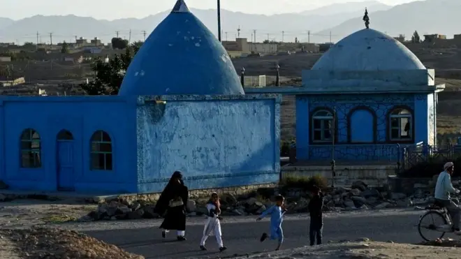 हज़ारा समुदाय लोग परंपरागत रूप से अफ़ग़ानिस्तान में मध्य पहाड़ी इलाक़ो में रहते हैं.