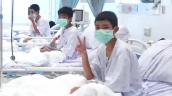 السلطات التايلاندية تعرض أولى اللقطات لـ"أطفال الكهف" ومدربهم، الذين قضوا 17 يوما في أحد الكهوف بعدما سدت مياه الأمطار المخرج.