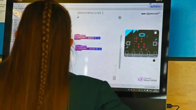 一位学生正在使用Micro:Bit 工具编程（资料图）