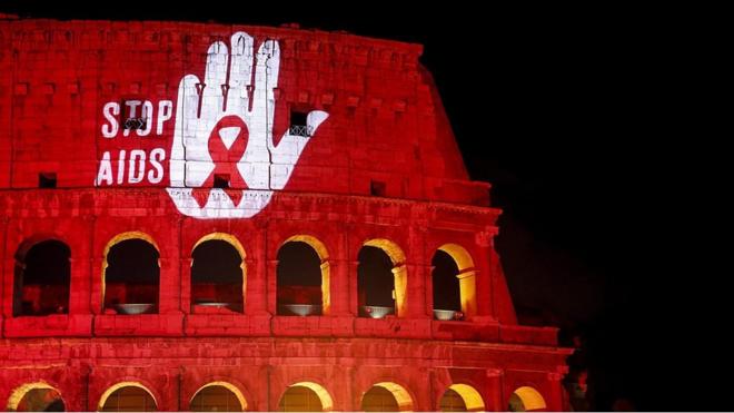 世界艾滋病日罗马斗兽场上投影出“制止艾滋病”标志（1/12/2019）