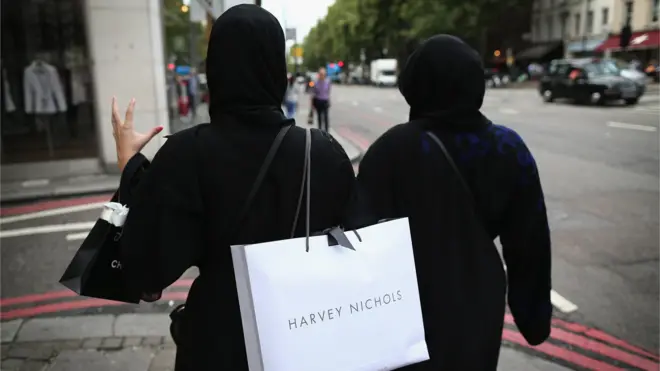 امرأتان تتسوقان