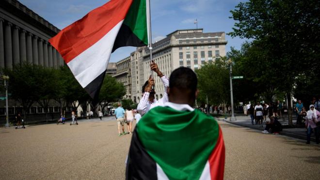 (أرشيف) متظاهرون أمام البيت الأبيض يحتجون على فض اعتصام المعارضة في الخرطوم