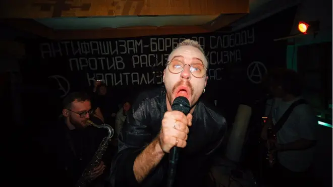 Игор Волков за микрофоном на наступу у Окретници, једном од његових омиљених алтернативних простора у Београду