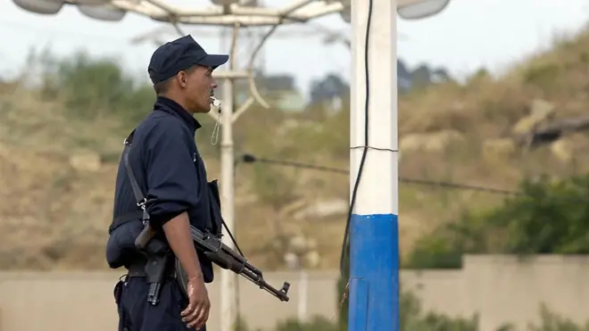 Un policier se tient dans une rue d'Alger au lendemain d'un troisième attentat suicide meurtrier qui a frappé le pays en quatre mois, le 12 juillet 2007.