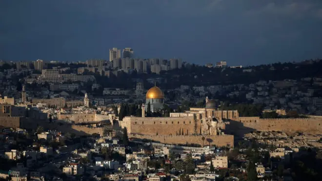 تنظر إسرائيل دائما إلى القدس باعتبارها عاصمة لها، بينما يقول الفلسطينيون إن القدس الشرقية التي احتلتها إسرائيل في حرب عام 1967، هي عاصمة دولتهم في المستقبل.