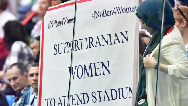 مشجعة تدعو إلى رفع الحظر على حضور النساء مباريات كرة القدم في إيران