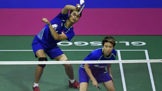 Tontowi Ahmad dan Liliyana Natsir kalahkan ganda campuran Hong Kong Chun Hei Reginald Lee dan Hoi Wah Chau dalam semifinal Kejuaraan Dunia Bulutangkis di Glasgow, Skotlandia.