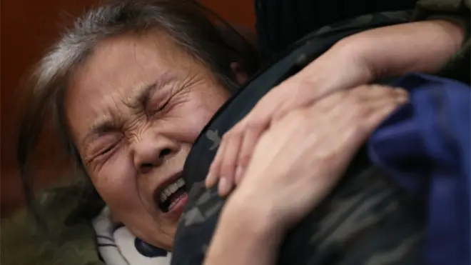 一名MH370中国乘客家属在北京会议现场抱着其他家属痛哭（18/1/2017）