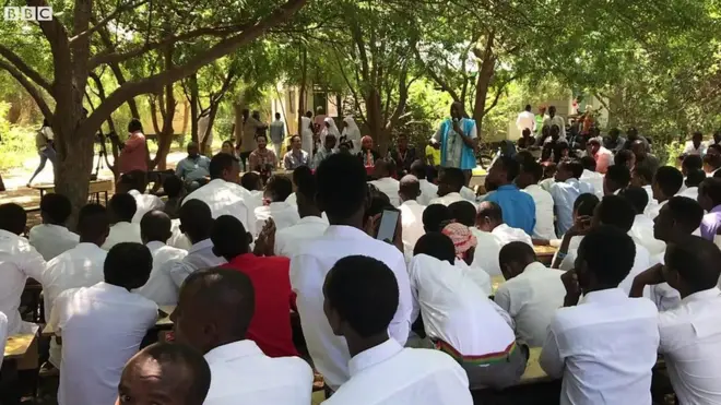 Carruur buugaag loo qeybiyay