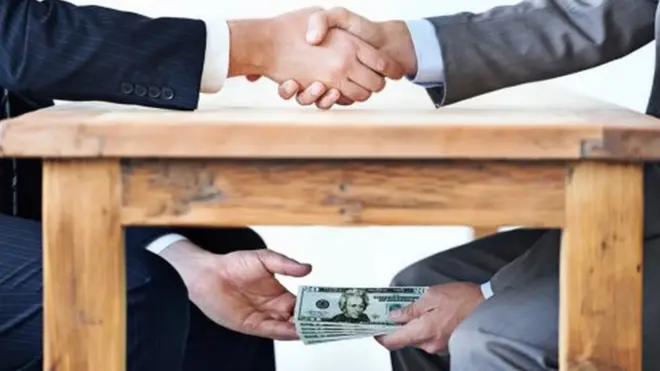 منظمة الشفافية الدولية تقول إن تنظيم الدولة الإسلامية "لن يُهزم طالما استمر الفساد" خاصة في الشرق الأوسط