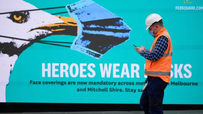 Las medidas de sanidad en Australia están siendo reimpuestas por el gran aumento de casos de covid-19.